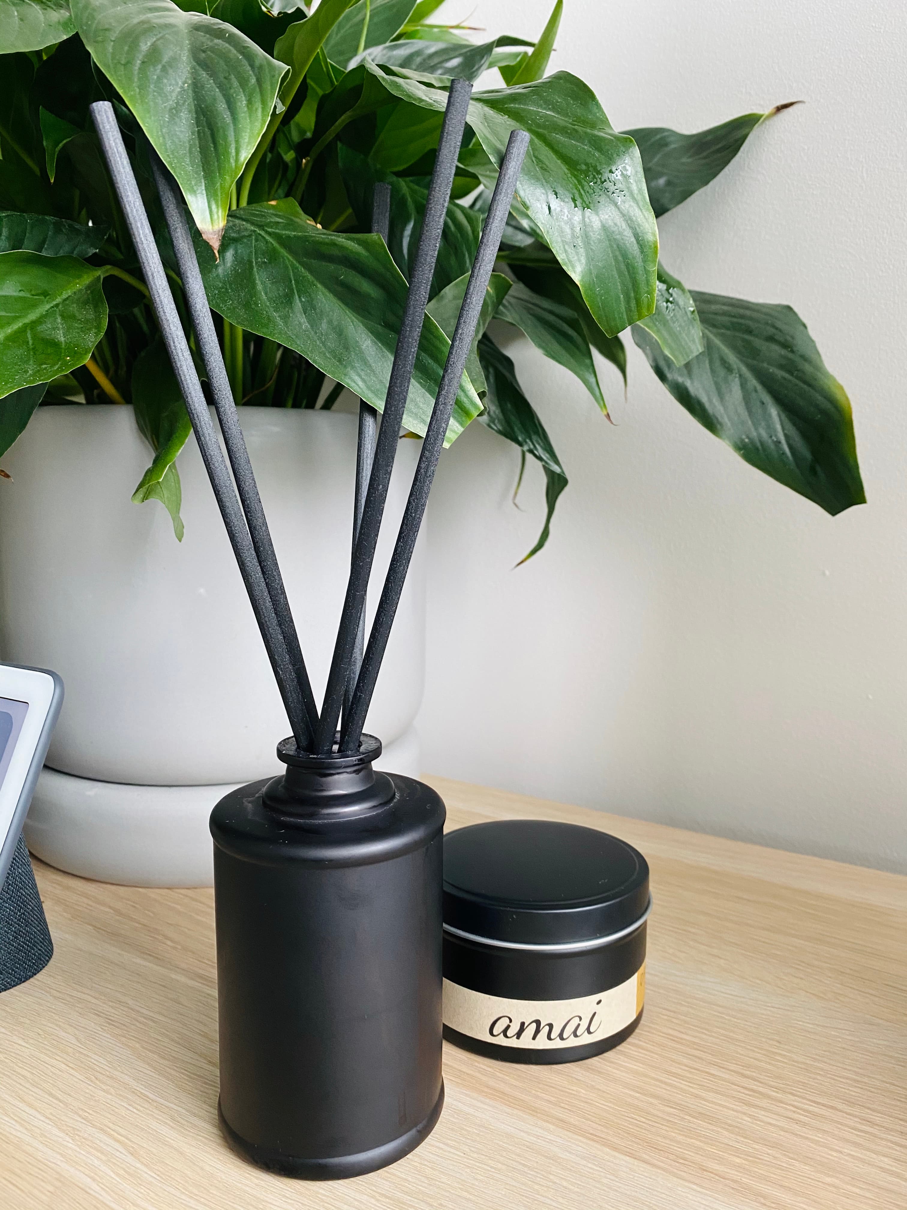 amai room diffuser with candle tin